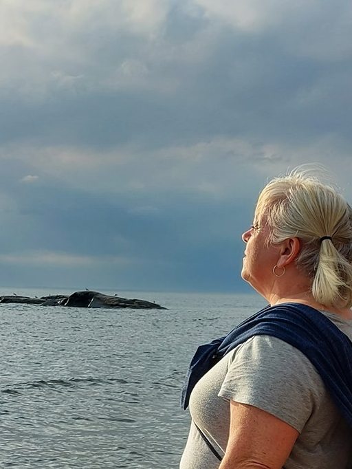 Marie Migneault standing in front of the oceau